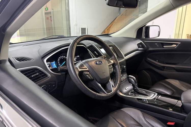 Used Ford Edge 2017 EcoBoost 245 Two-Wheel-Drive Sporty 7-Seater Interior 8