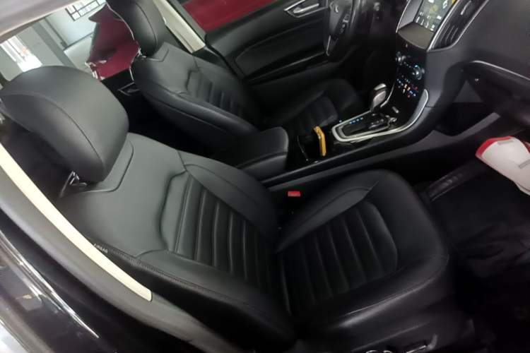 Used Ford Edge 2017 EcoBoost 245 Two-Wheel-Drive Sporty 7-Seater Right Front Seat