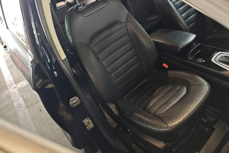 Used Ford Edge 2017 EcoBoost 245 Two-Drive Platinum Edition 5 Seats Right Front Seat
