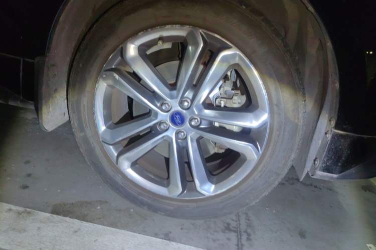 Used Ford Edge 2017 EcoBoost 245 Four-Wheel Drive Sporty 7-Seater Right Front Wheel Hub