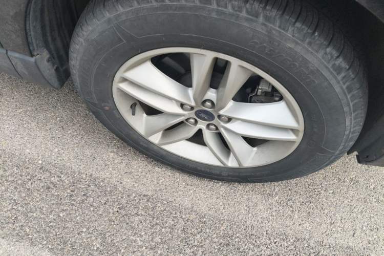 Used Ford Edge 2017 EcoBoost 245 Two-Drive Platinum Edition 5 Seats Right Front Wheel Hub