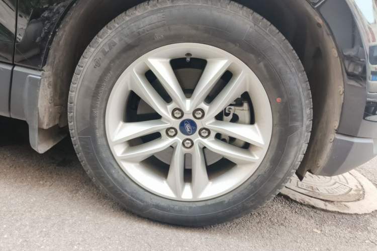 Used Ford Edge 2017 EcoBoost 245 Two-Drive Platinum Edition 5 Seats Right Front Wheel Hub