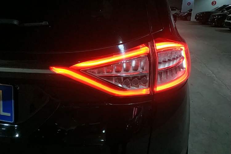 Used Ford Edge 2017 EcoBoost 245 Two-Wheel-Drive Sporty 7-Seater Right Rear Taillight