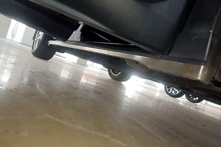 Used Ford Edge 2017 EcoBoost 245 Two-Wheel-Drive Sporty 7-Seater Right Side Sill