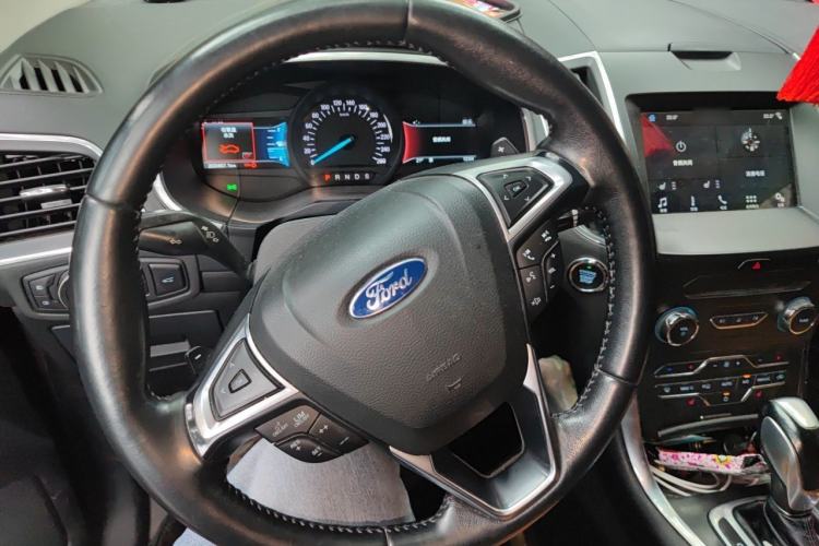 Used Ford Edge 2017 EcoBoost 245 Two-Wheel-Drive Sporty 7-Seater Steering Wheel