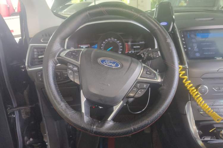 Used Ford Edge 2017 EcoBoost 245 Two-Wheel-Drive Sporty 7-Seater Steering Wheel