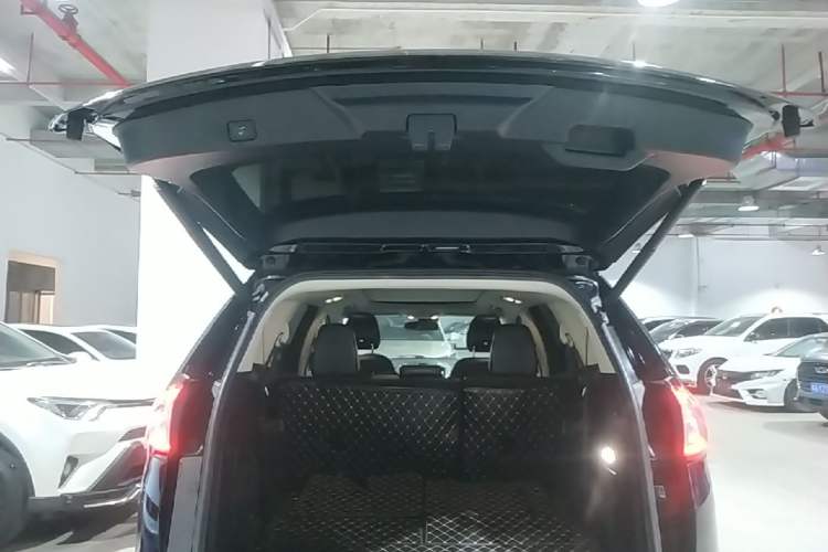 Used Ford Edge 2017 EcoBoost 245 Two-Wheel-Drive Sporty 7-Seater Trunk