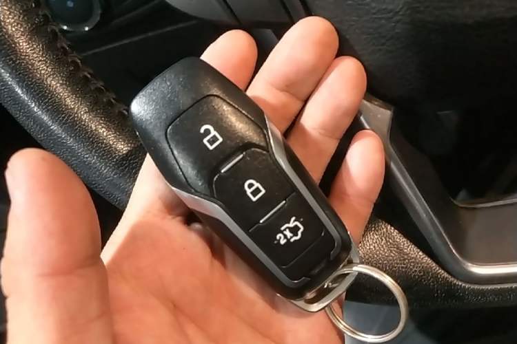 Used Ford Edge 2017 EcoBoost 245 Two-Wheel-Drive Sporty 7-Seater Vehicle Key