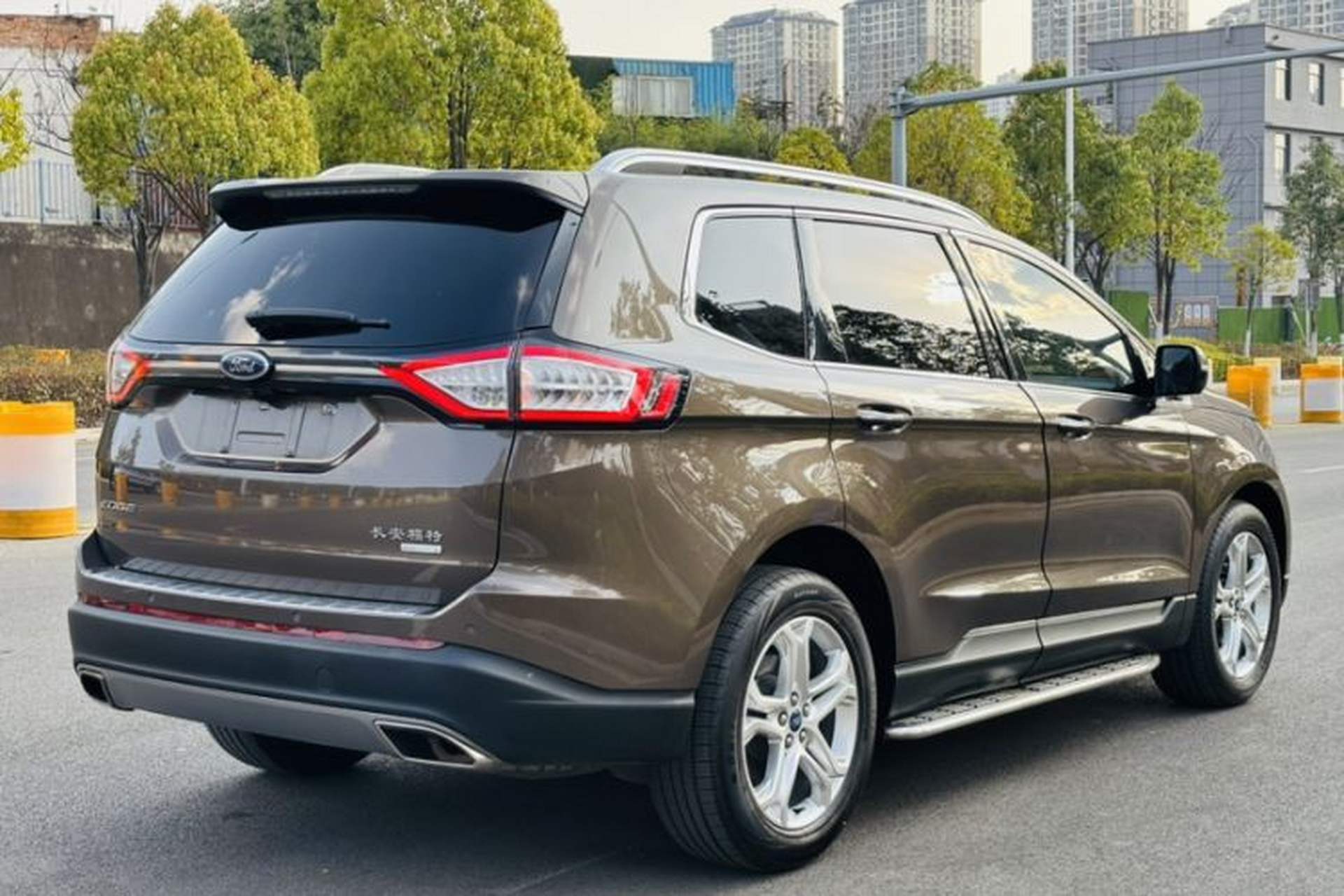 Used Ford Edge 2017 EcoBoost 245 Two-Wheel-Drive Sporty 7-Seater Exterior 5