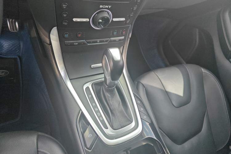 Used Ford Edge 2017 EcoBoost 245 Four-Wheel Drive Sporty 7-Seater Gear Lever