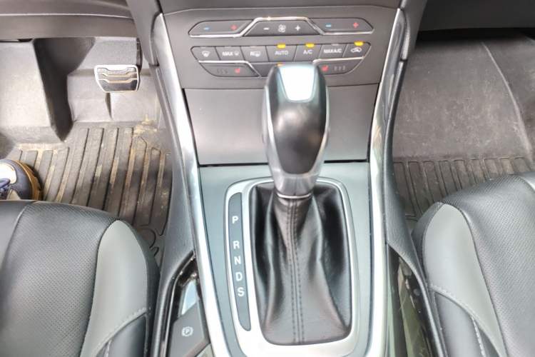 Used Ford Edge 2017 EcoBoost 245 Two-Wheel-Drive Sporty 7-Seater Gear Lever