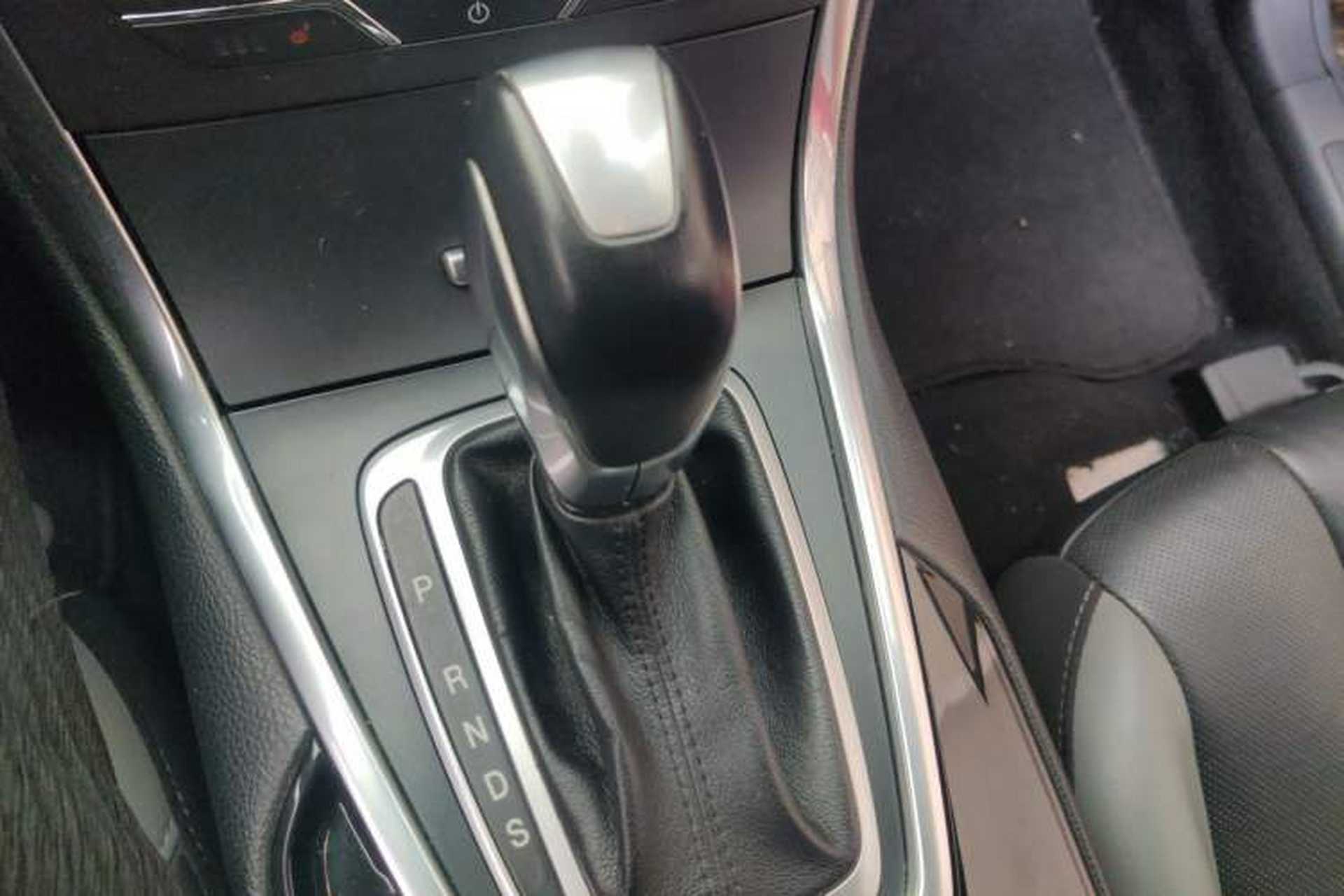 Used Ford Edge 2017 EcoBoost 245 Two-Wheel-Drive Sporty 7-Seater Gear Lever