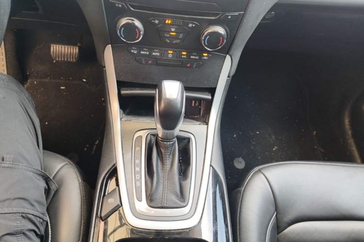 Used Ford Edge 2017 EcoBoost 245 Two-Drive Platinum Edition 5 Seats Gear Lever