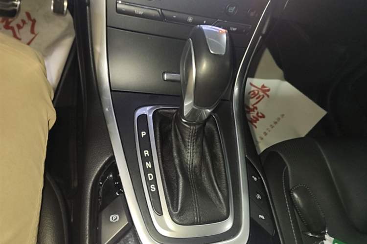 Used Ford Edge 2017 EcoBoost 245 Four-Wheel-Drive Flagship 7-Seater Gear Lever