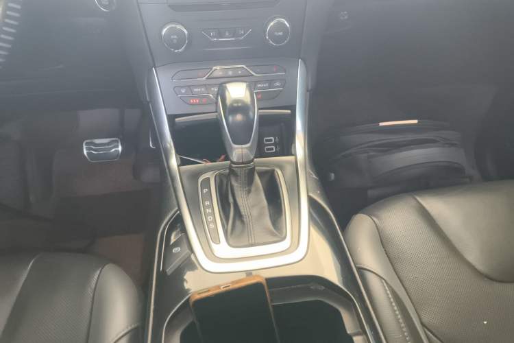 Used Ford Edge 2017 EcoBoost 245 Four-Wheel Drive Sporty 7-Seater Gear Lever