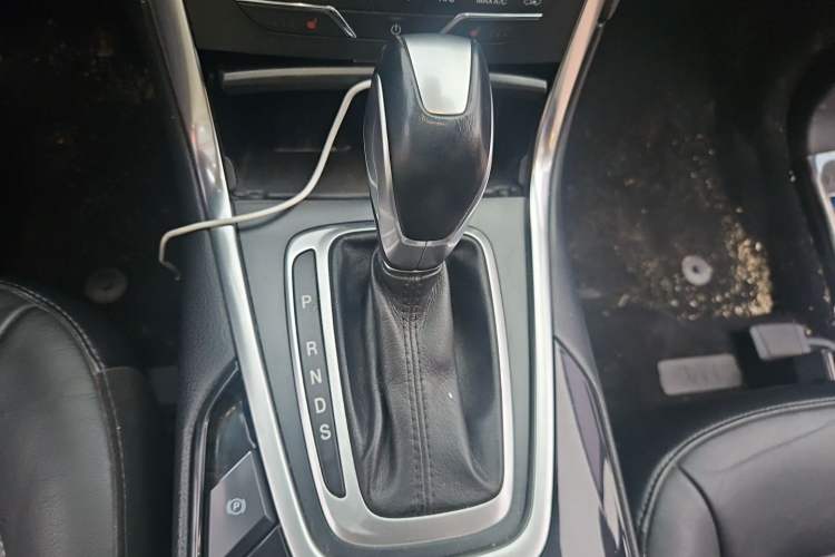 Used Ford Edge 2017 EcoBoost 245 Two-Wheel-Drive Sporty 7-Seater Gear Lever