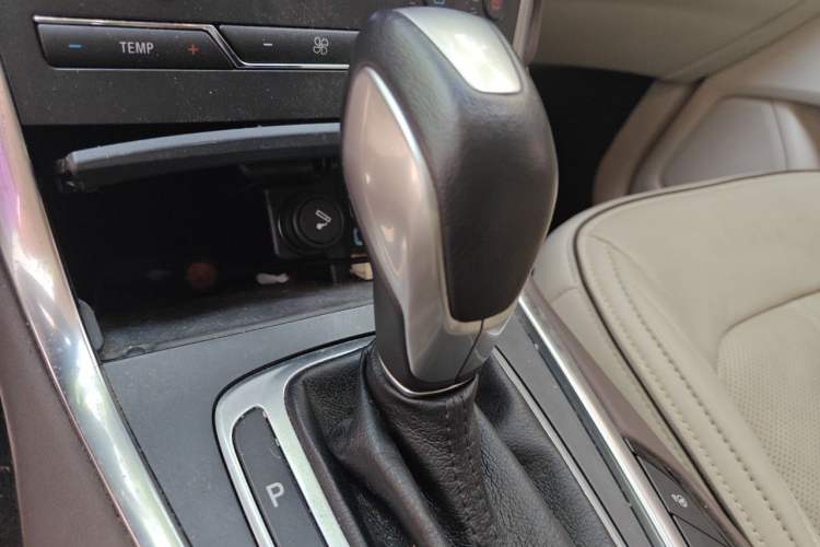 Used Ford Edge 2017 EcoBoost 245 Four-Wheel-Drive Flagship 7-Seater Gear Lever