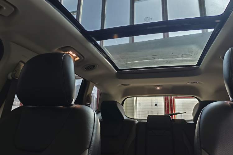 Used Ford Edge 2017 EcoBoost 245 Two-Wheel-Drive Sporty 7-Seater Headliner