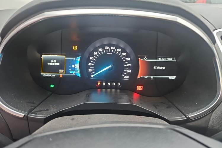 Used Ford Edge 2017 EcoBoost 245 Two-Wheel-Drive Sporty 7-Seater Instrument Cluster