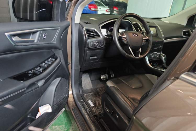 Used Ford Edge 2017 EcoBoost 245 Two-Wheel-Drive Sporty 7-Seater Interior 2