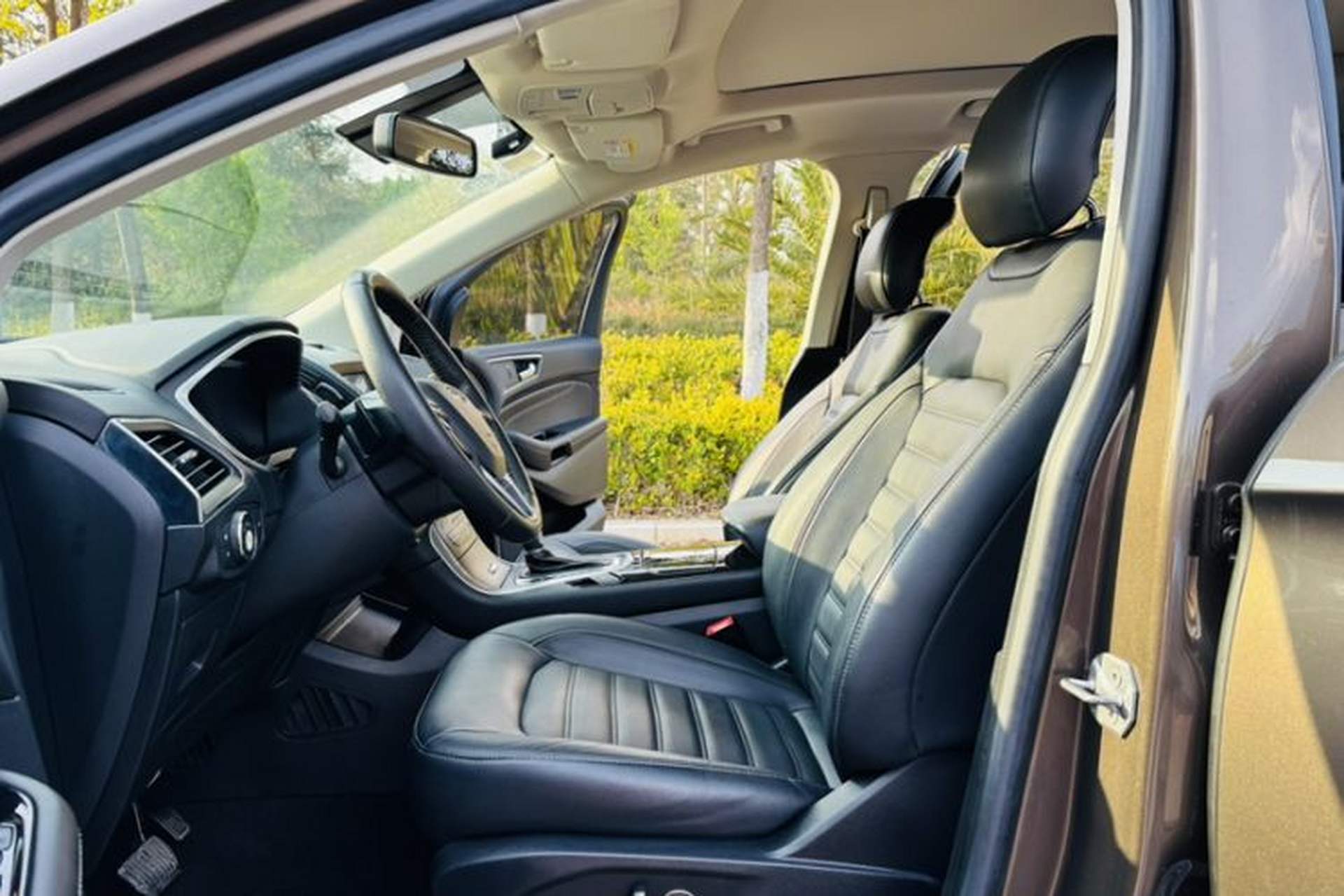 Used Ford Edge 2017 EcoBoost 245 Two-Wheel-Drive Sporty 7-Seater Interior 2