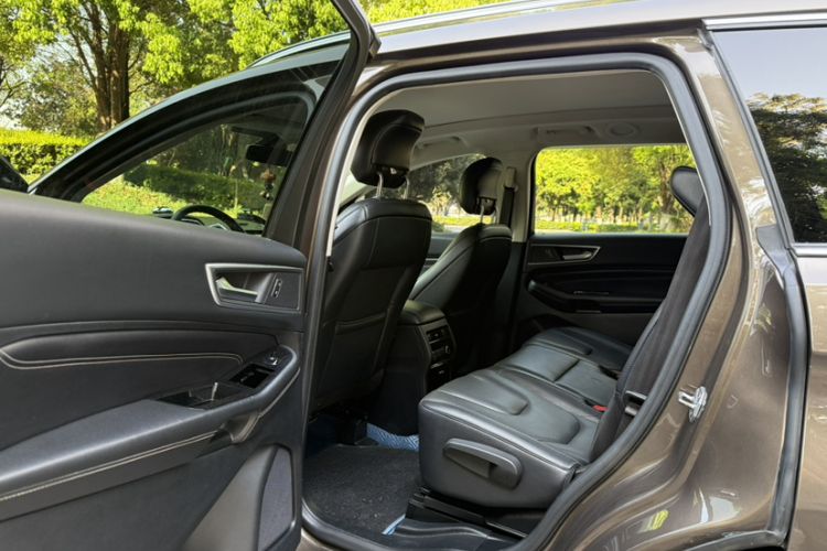 Used Ford Edge 2017 EcoBoost 245 Four-Wheel Drive Sporty 7-Seater Interior 3