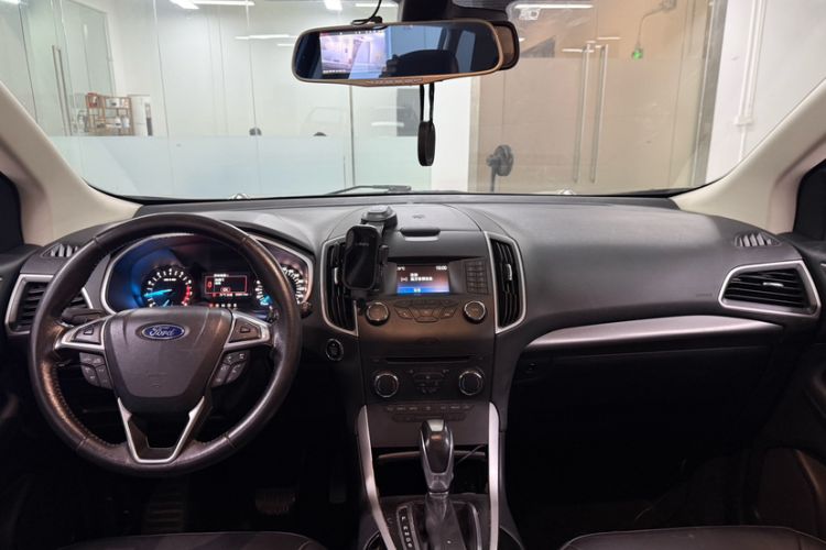 Used Ford Edge 2017 EcoBoost 245 Two-Drive Platinum Edition 5 Seats Interior 3