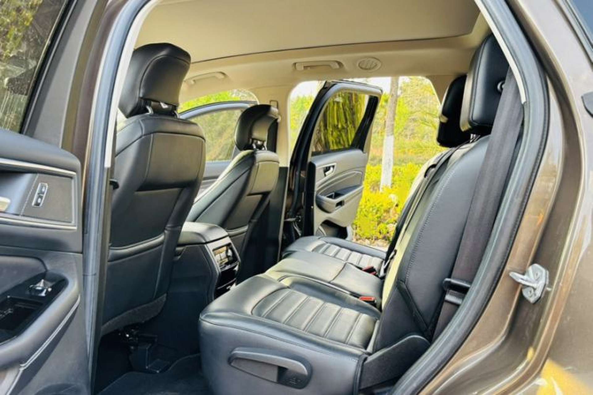 Used Ford Edge 2017 EcoBoost 245 Two-Wheel-Drive Sporty 7-Seater Interior 3