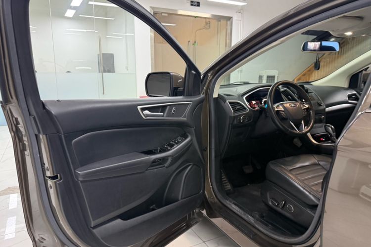 Used Ford Edge 2017 EcoBoost 245 Two-Drive Platinum Edition 5 Seats Interior 4