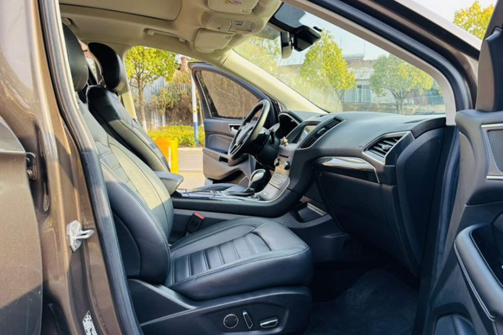 Used Ford Edge 2017 EcoBoost 245 Two-Wheel-Drive Sporty 7-Seater Interior 4