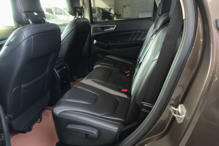 Used Ford Edge 2017 EcoBoost 245 Four-Wheel Drive Sporty 7-Seater Interior 4