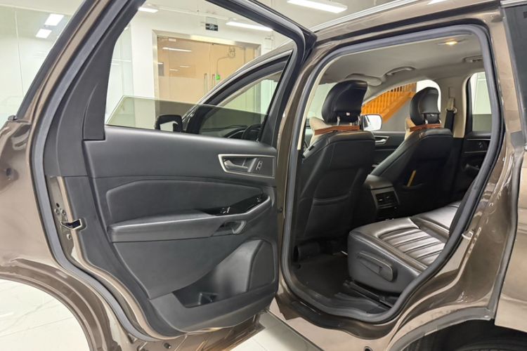 Used Ford Edge 2017 EcoBoost 245 Two-Drive Platinum Edition 5 Seats Interior 8