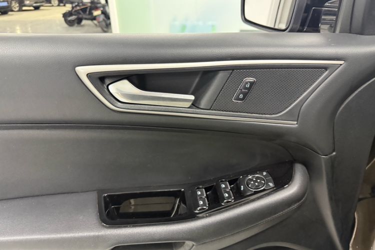 Used Ford Edge 2017 EcoBoost 245 Two-Drive Platinum Edition 5 Seats Interior 9