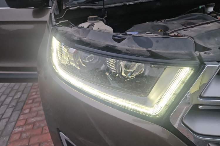 Used Ford Edge 2017 EcoBoost 245 Two-Wheel-Drive Sporty 7-Seater Right Front Headlight