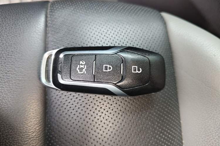 Used Ford Edge 2017 EcoBoost 245 Two-Wheel-Drive Sporty 7-Seater Vehicle Key
