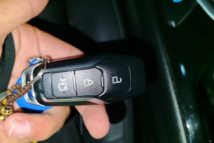 Used Ford Edge 2017 EcoBoost 245 Two-Wheel-Drive Sporty 7-Seater Vehicle Key