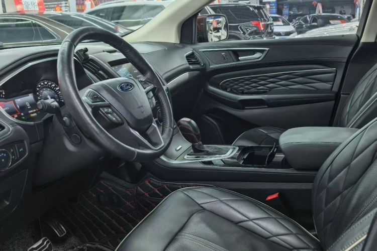 Used Ford Edge 2017 EcoBoost 245 Four-Wheel-Drive Flagship 7-Seater Interior 2