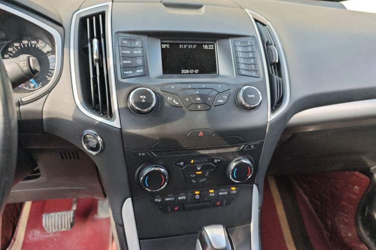 Used Ford Edge 2017 EcoBoost 245 Two-Drive Platinum Edition 5 Seats Audio And AC Panel