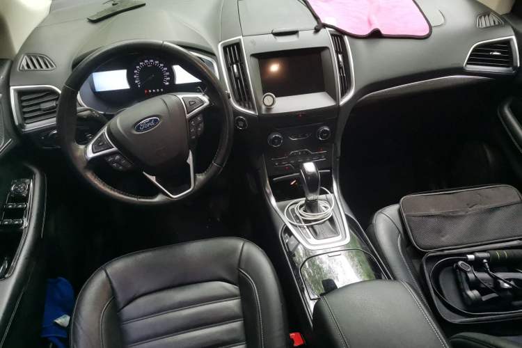 Used Ford Edge 2017 EcoBoost 245 Two-Wheel-Drive Sporty 7-Seater Center Console