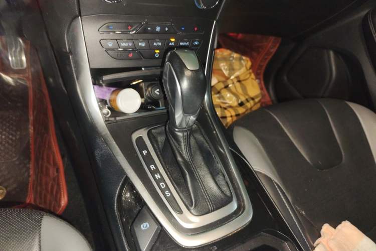Used Ford Edge 2017 EcoBoost 245 Two-Wheel-Drive Sporty 7-Seater Gear Lever