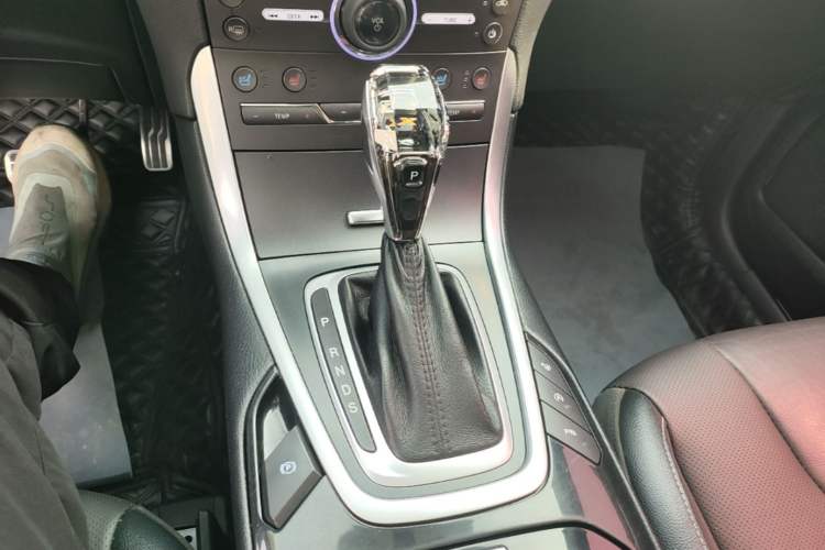 Used Ford Edge 2017 EcoBoost 245 Four-Wheel-Drive Flagship 7-Seater Gear Lever