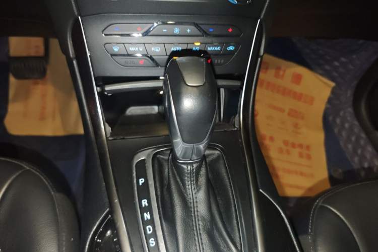 Used Ford Edge 2017 EcoBoost 245 Four-Wheel Drive Sporty 7-Seater Gear Lever