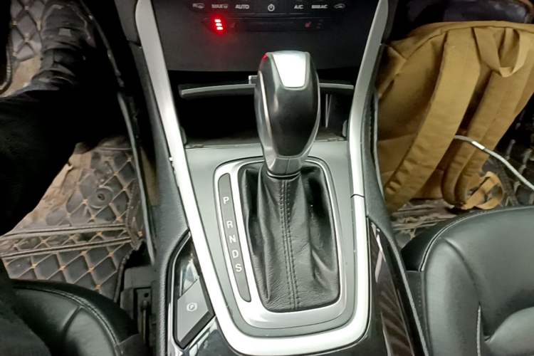 Used Ford Edge 2017 EcoBoost 245 Two-Drive Platinum Edition 5 Seats Gear Lever