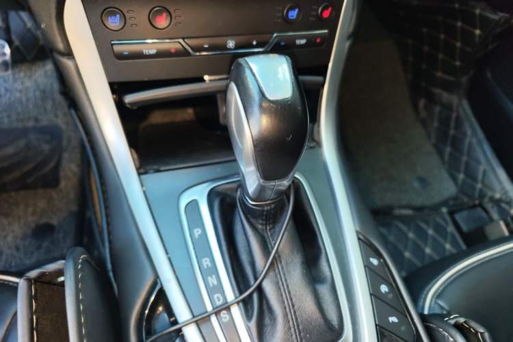 Used Ford Edge 2017 EcoBoost 245 Four-Wheel-Drive Flagship 7-Seater Gear Lever