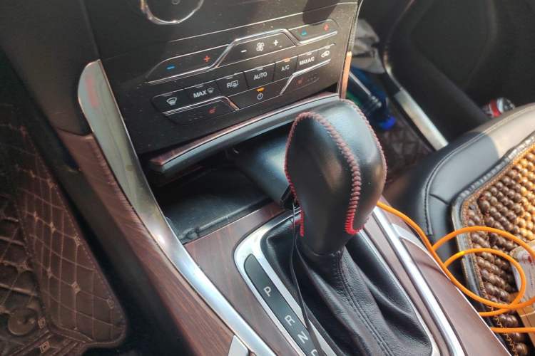 Used Ford Edge 2017 EcoBoost 245 Two-Wheel-Drive Sporty 7-Seater Gear Lever