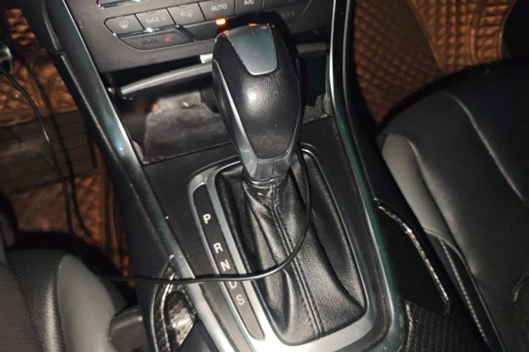 Used Ford Edge 2017 EcoBoost 245 Four-Wheel Drive Sporty 7-Seater Gear Lever