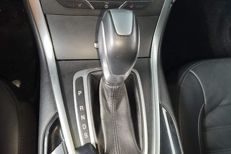 Used Ford Edge 2017 EcoBoost 245 Four-Wheel Drive Sporty 7-Seater Gear Lever