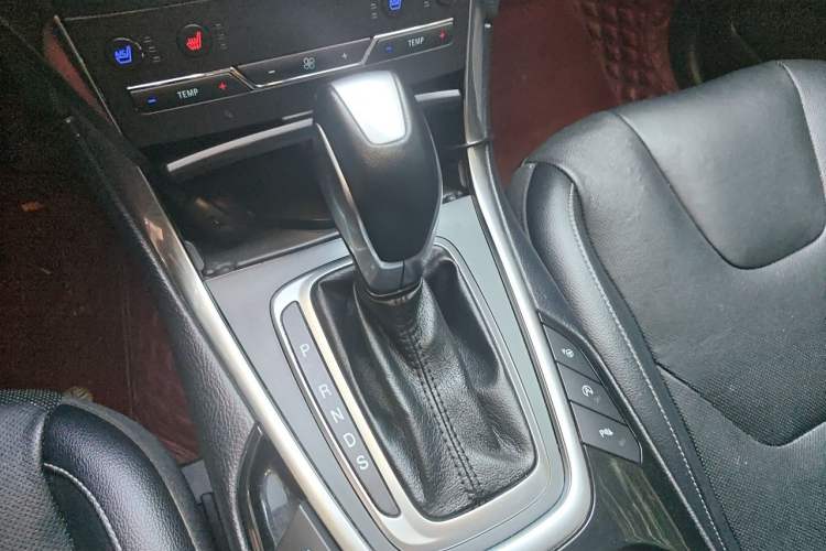 Used Ford Edge 2017 EcoBoost 245 Four-Wheel-Drive Flagship 7-Seater Gear Lever