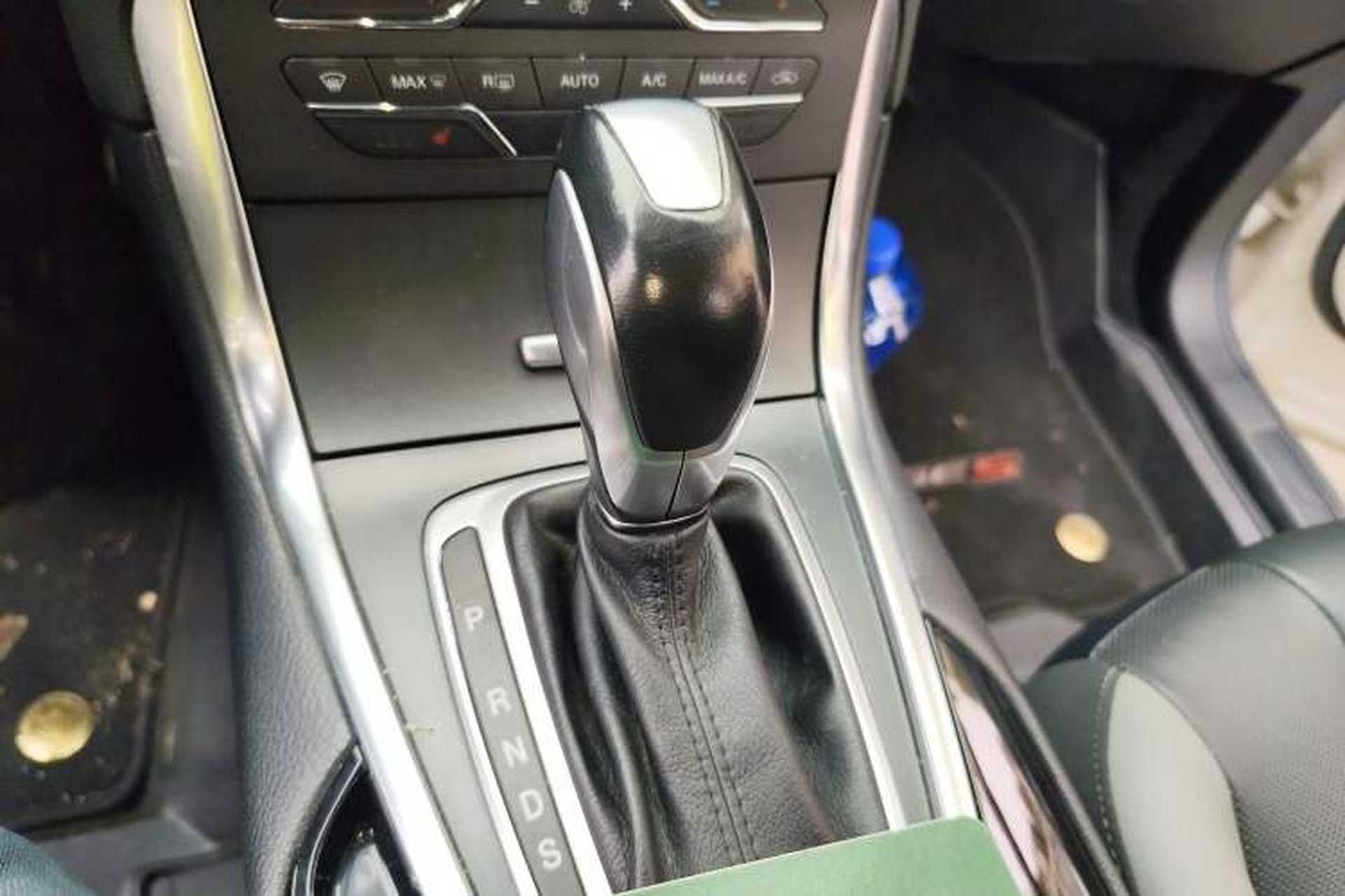 Used Ford Edge 2017 EcoBoost 245 Two-Wheel-Drive Sporty 7-Seater Gear Lever