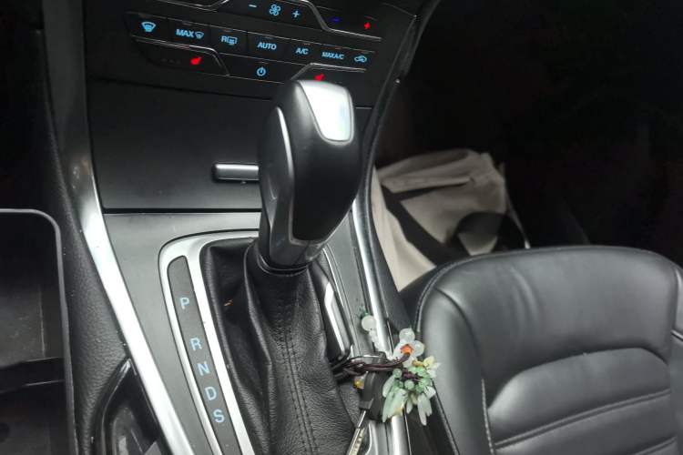Used Ford Edge 2017 EcoBoost 245 Two-Wheel-Drive Sporty 7-Seater Gear Lever